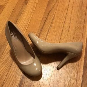Size 6 - 9&CO beige heel. Worn once. Excellent condition